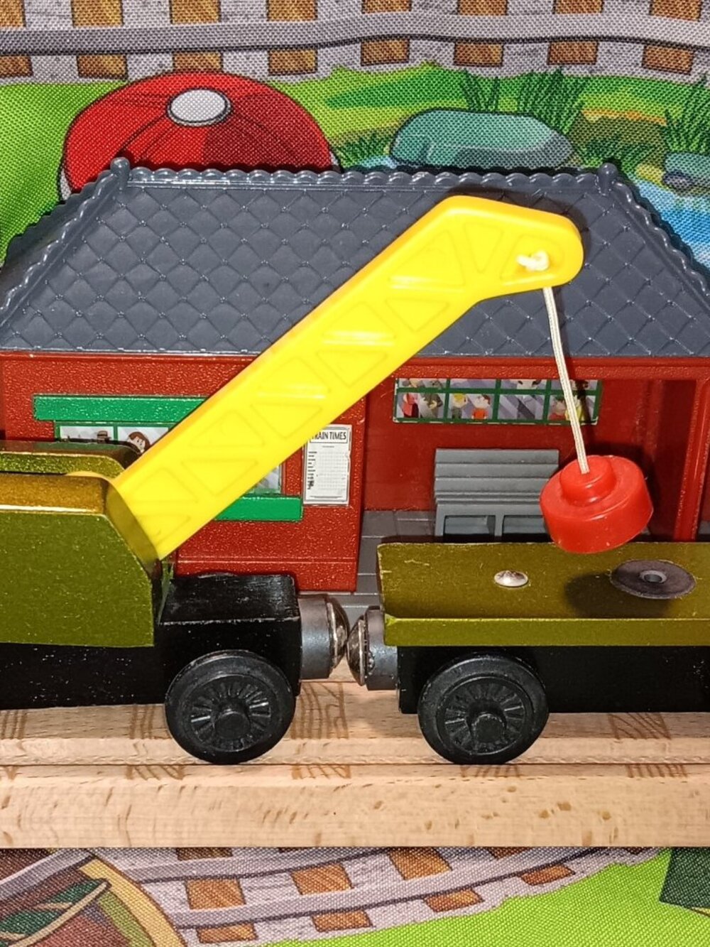 Thomas Wooden Railway Breakdown Train Magnetic Crane and Flatbed